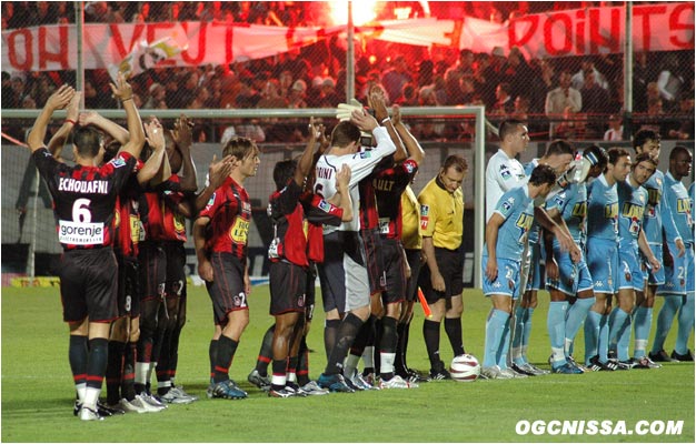 Les joueurs saluent le public