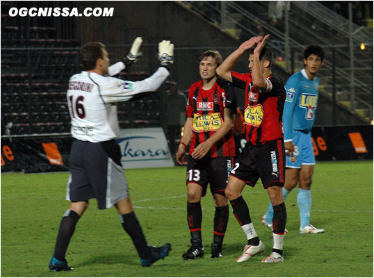 Nice s'impose 1 à 0, les joueurs se congratulent. Damien Grégorini et Jacques Abardonado