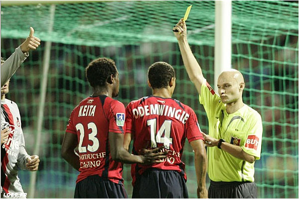 L'attaquant Lillois, Peter Odemwingie, coupable de la main, reçoit un carton jaune.