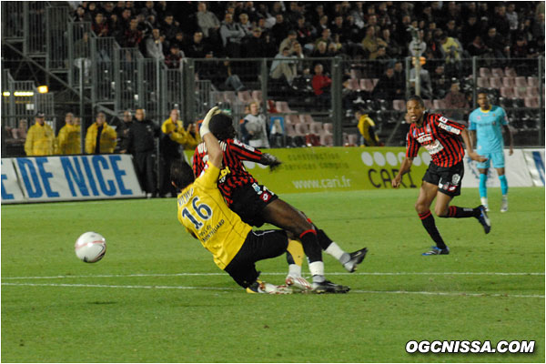 Richert percute l'attaquant niçois. Personne ne touche le ballon, qui va finir sa course dans les cages. Buts d'Echouafni !