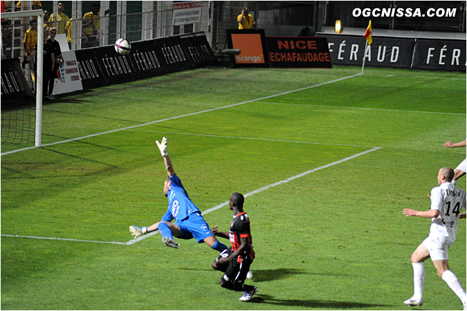 ... mais son lob finira au dessus.