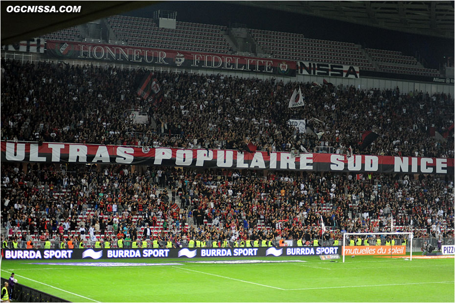 La populaire sud de la BSN est pleine