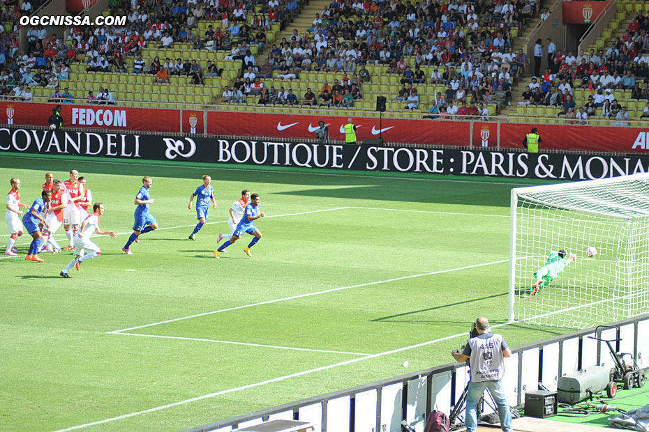 et ouvre le score avec l'aide du rebond !