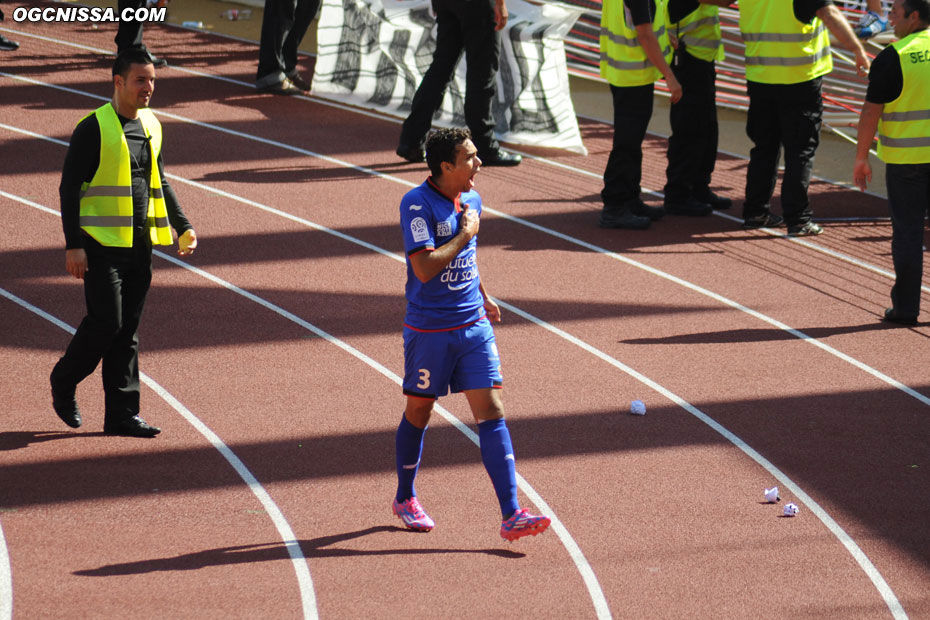 Carlos Eduardo se dirige vers les supporters niçois pour fêter son but