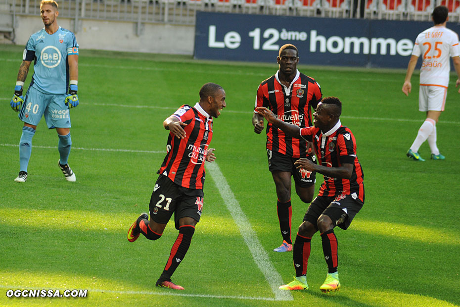 Jean-Michael Seri va féliciter Ricardo Pereira avec Mario Balotelli