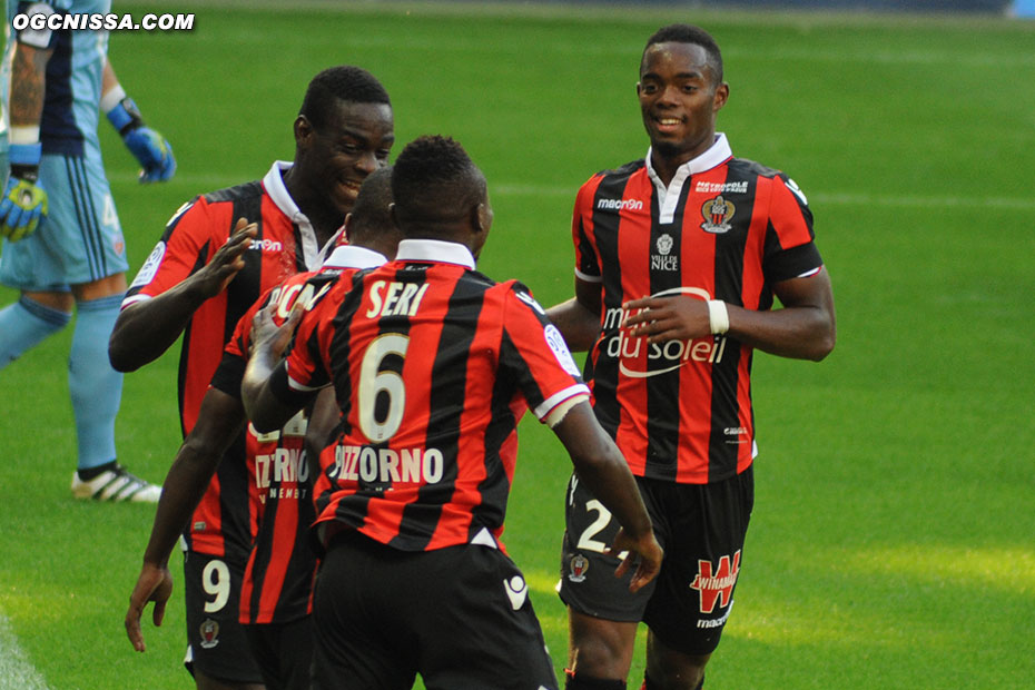 Wylan Cyprien va féliciter Ricardo, avec Mario Balotelli tout sourire