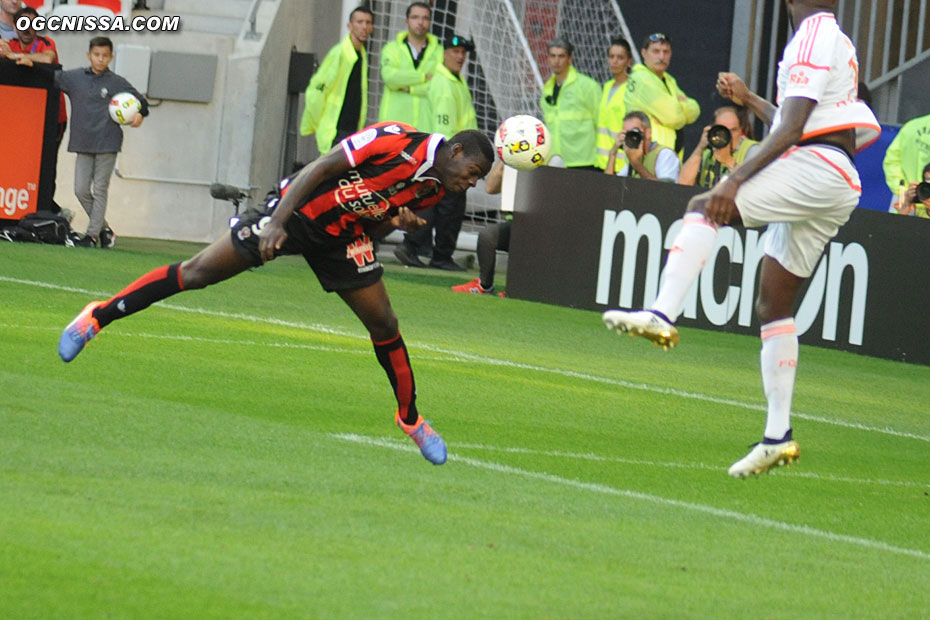 Mario Balotelli manque de peu sa tête