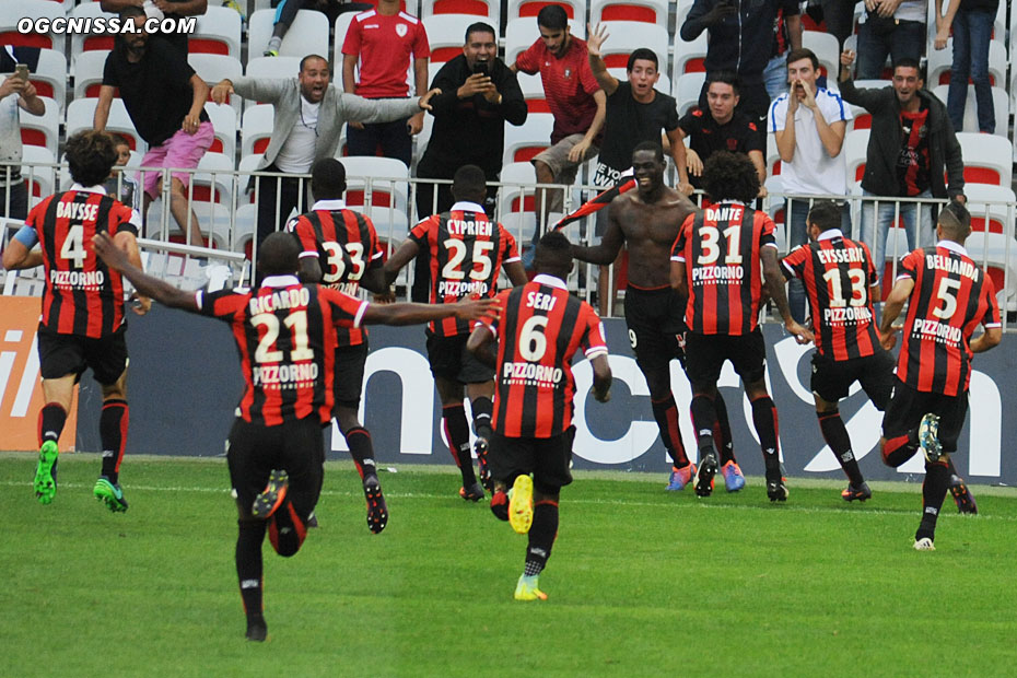 Tout le groupe va féliciter le buteur Mario Balotelli, qui prendra un jaune pour avoir retiré son maillot