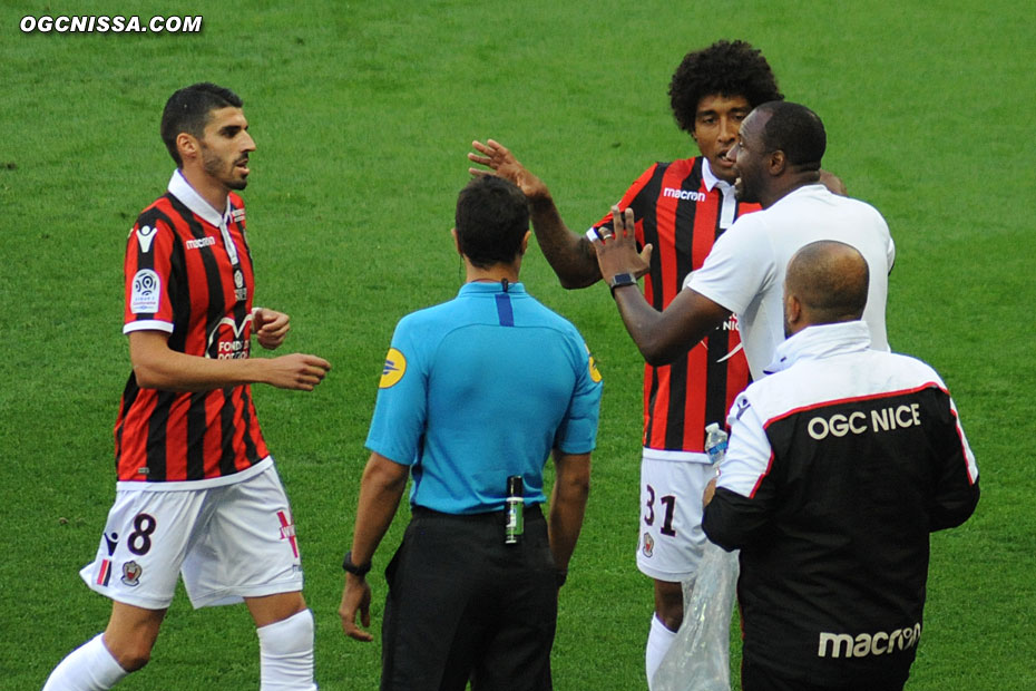 Patrick Vieira donne ses consignes à Dante Bonfim et Pierre Lees Melou