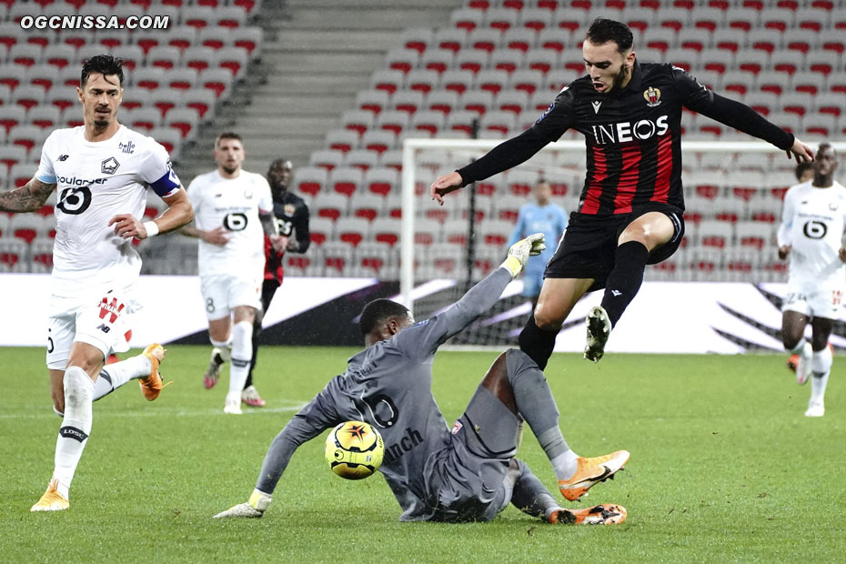 Amine Gouiri se fait descendre par le portier adverse alors qu'il part au but. Et le lillois n'écope que d'un carton jaune.