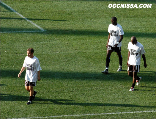 A l'echauffement, les joueurs niçois portent un tee-shirt de soutien à  Bisconti, blessé grievement.