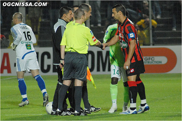 Les arbitres et les capitaines font le toss