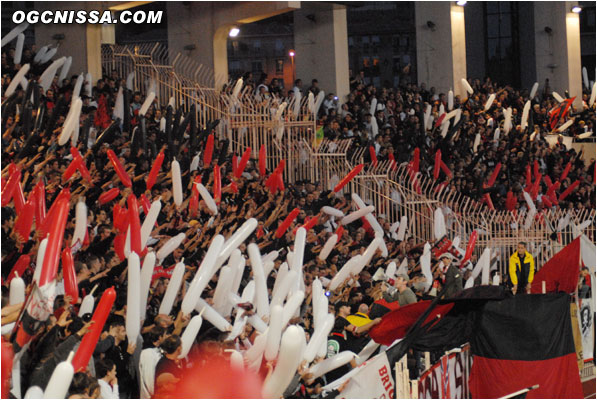 Comme d'habitude, les supporters niçois envahissent les tribunes du Louis-II