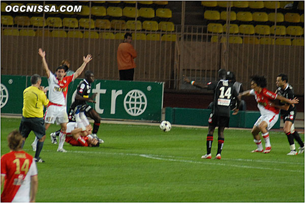 Faute de Diakité dans la surface... penalty.