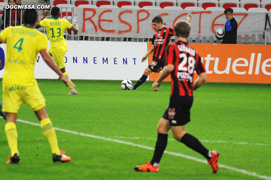 Centre de Jérémy Pied pour Valére Germain