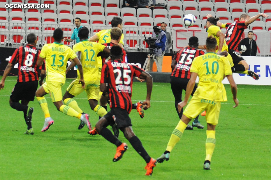 Un coup franc de Ben Arfa est prolongé dans la surface