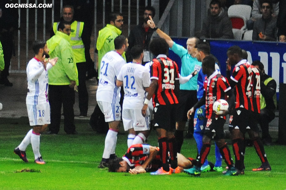 Nabil Fekir est logiquement expulsé pour une agression sur Baysse