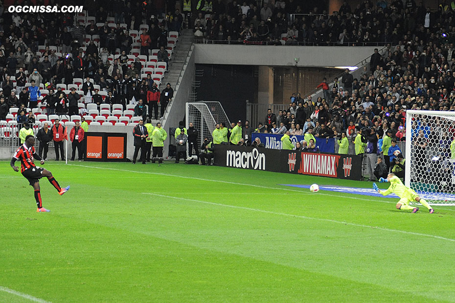 Mais la tentative du buteur italien est repoussée par Lopes