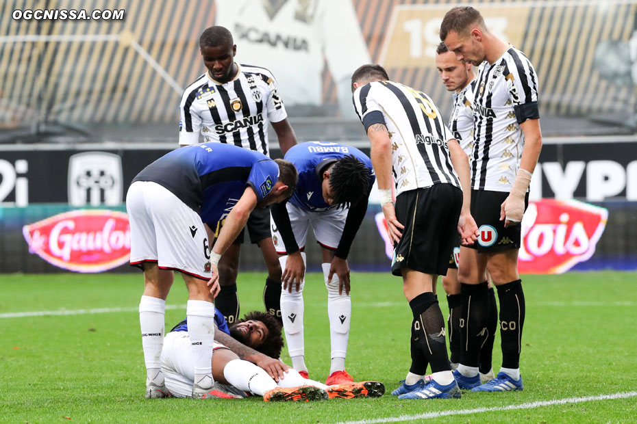 Sur un corner offensif, Dante Bonfim se blesse au genou