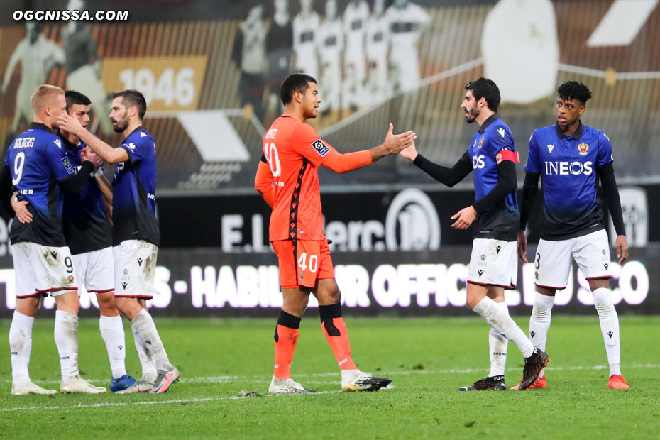 C'est terminé. Nice s'impose 3 à 0. Walter Benitez et Pierre Lees Melou se congratulent