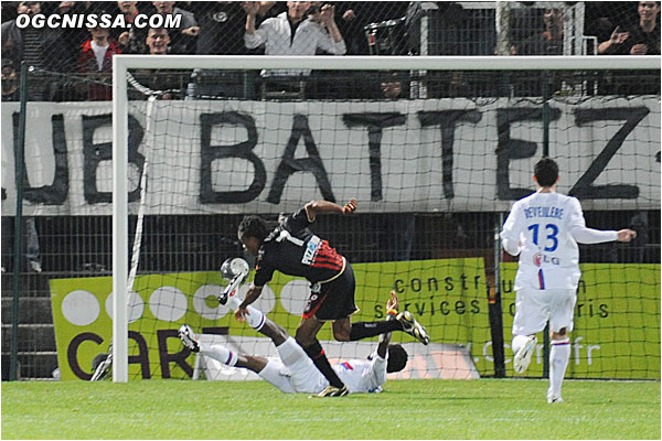 Et Loïc Rémy profite d'un mauvaise sortie du portier Lyonnais pour inscrire un 4e buts !