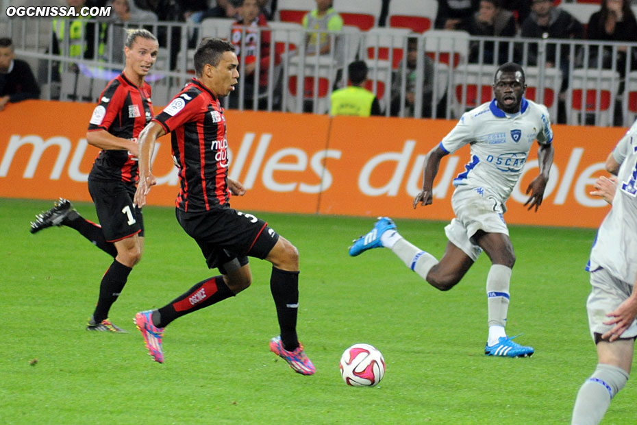 Carlos Eduardo et Niklas Hult, face à l'ancien aiglon Drissa Diakité