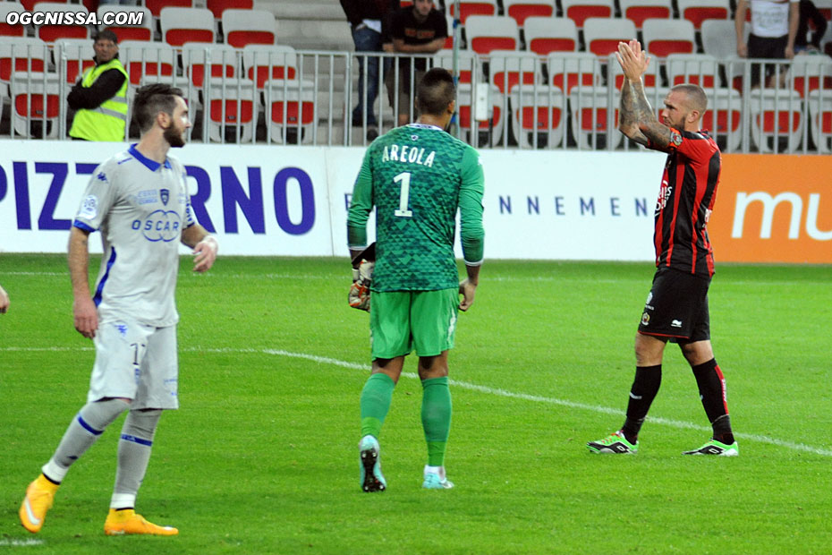 C'es terminé, Nice s'incline. Didier Digard va remercier les supporters...