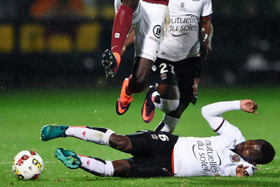 Tacle de Jean-Michael Seri