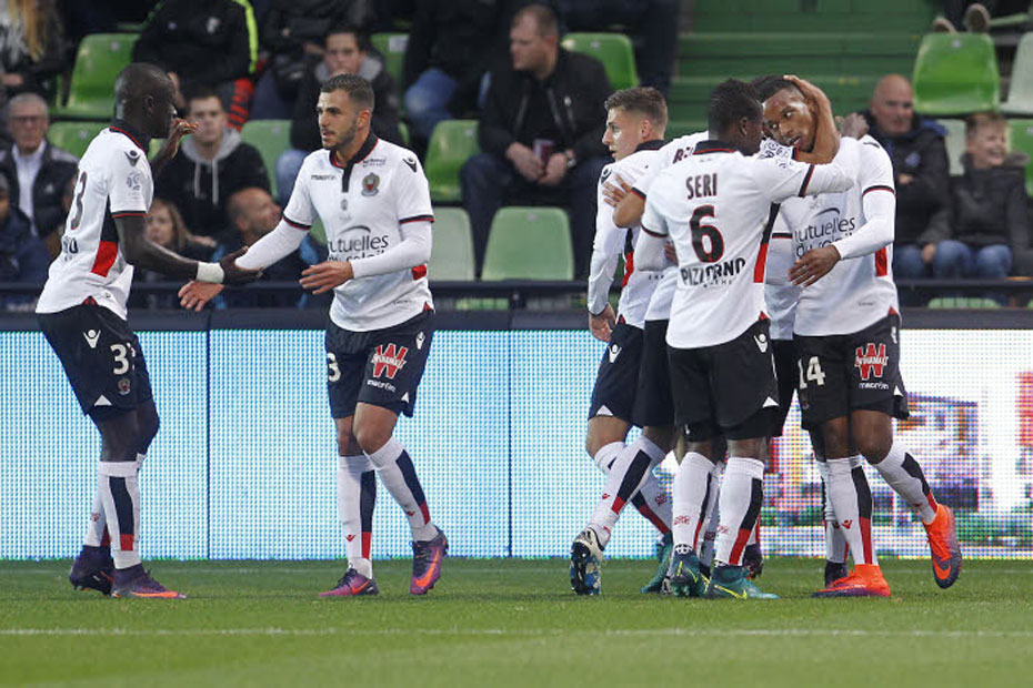 Toute l'équipe vient féliciter le double buteur Alassane Pléa, dont Valentin Eysseric