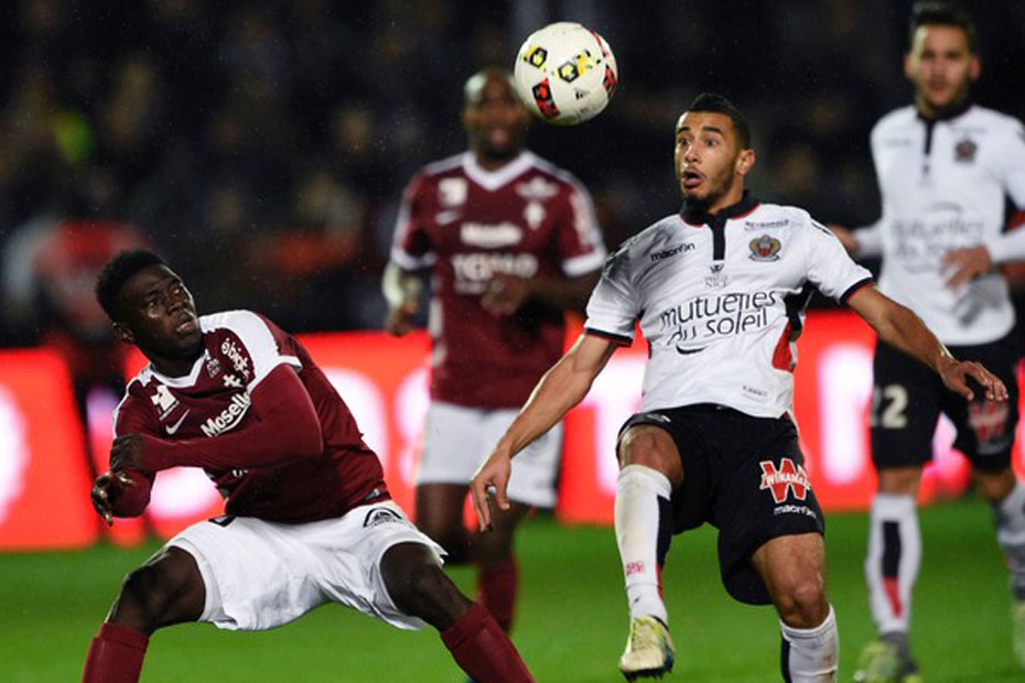 Younes Belhanda devant Anastasios Donis, rentré dans les arrêts de jeu