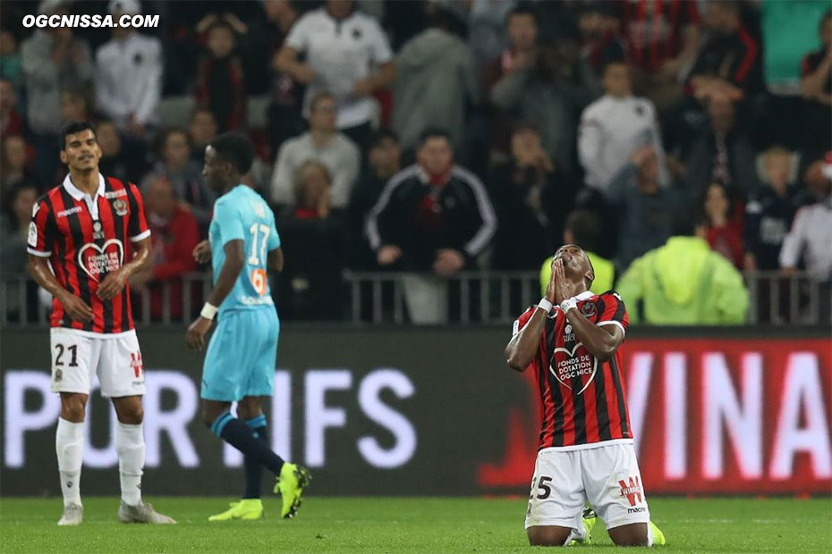 Danilo Barbosa et Wylan Cyprien, dont la frappe passe de peu à côté