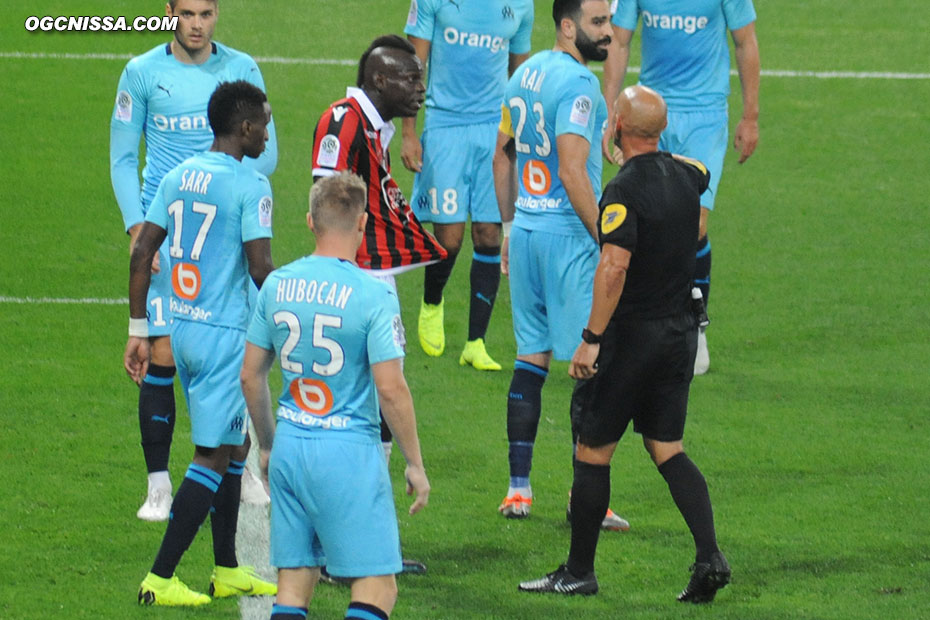 Mario Balotelli se plaint auprès de l'arbitre qui refuse de consulter la VAR