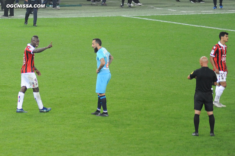 C'est terminé. Nice s'incline 1 à 0. Mario Balotelli ne décolère pas auprès de l'arbitre.