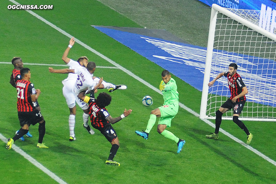 Dès le début du match, Walter Benitez est mis à contribution.