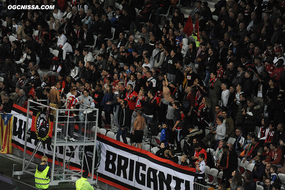 Malgré le score, les Ultras Briganti (SRN) ne lâchent rien