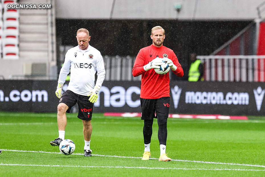 Kasper Schmeichel est titulaire pour cette rencontre de la 10e journée de Ligue 1