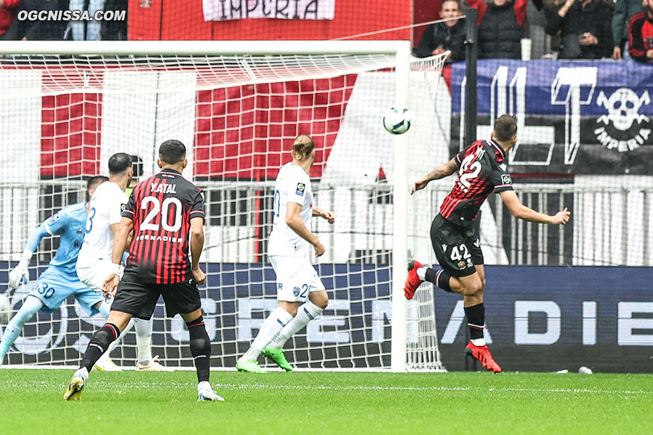 Mattia Viti vient placer sa tête sur le premier corner pour ouvrir le score