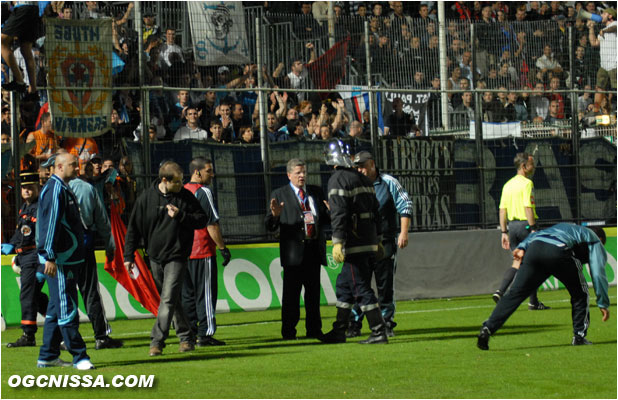 Macabre début de match : une bombe agricole, lancé depuis le parcage visiteur, explose dans la main d'un pompier, qui y perdra 3 doigts...