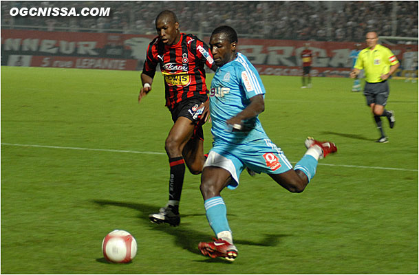 Marseille domine cette 2e période. Rod Fanni est à la peine.