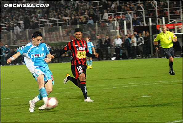 Samir Nasri manque l'occasion du 2 à 1 pour Marseille, ici devant Honorato Ederson