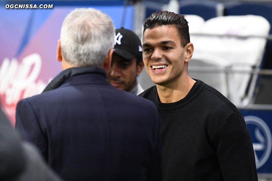 Hatem Ben Arfa en discussion avec Lucien Favre avant la rencontre