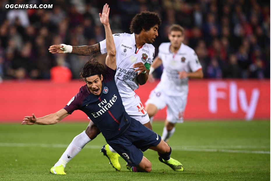 Edinson Cavani se jette dans la surface au contact de Dante Bonfim, mais n'obtiendra pas de pénalty