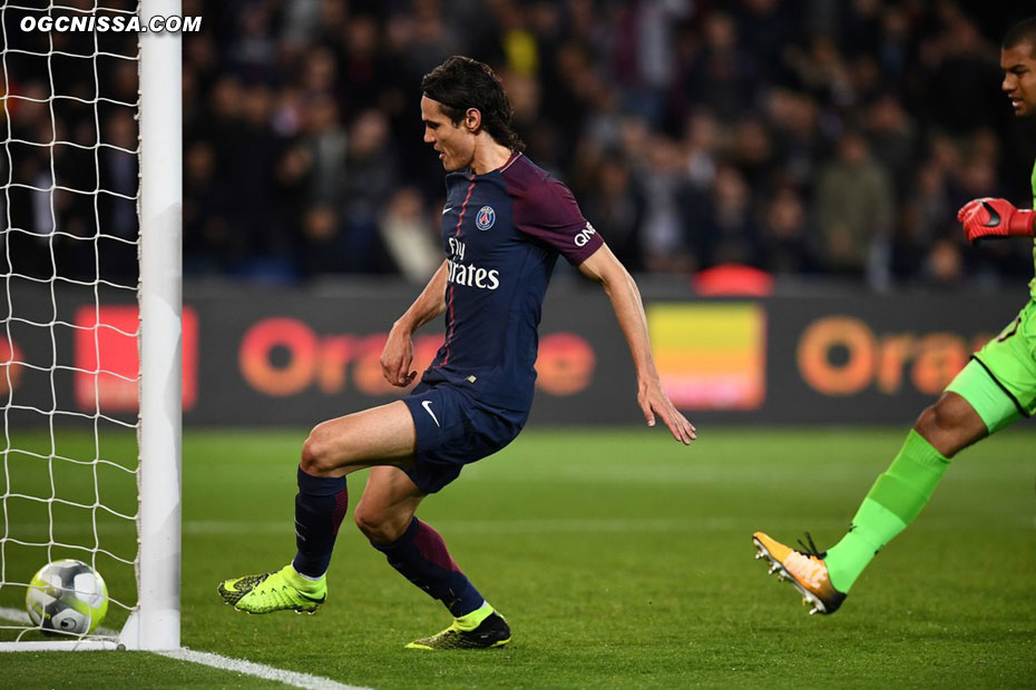 Cavani inscrit un doublé dans le but vide