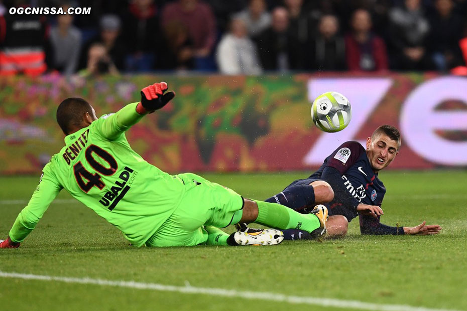 Walter Benitez sort au devant de Verratti