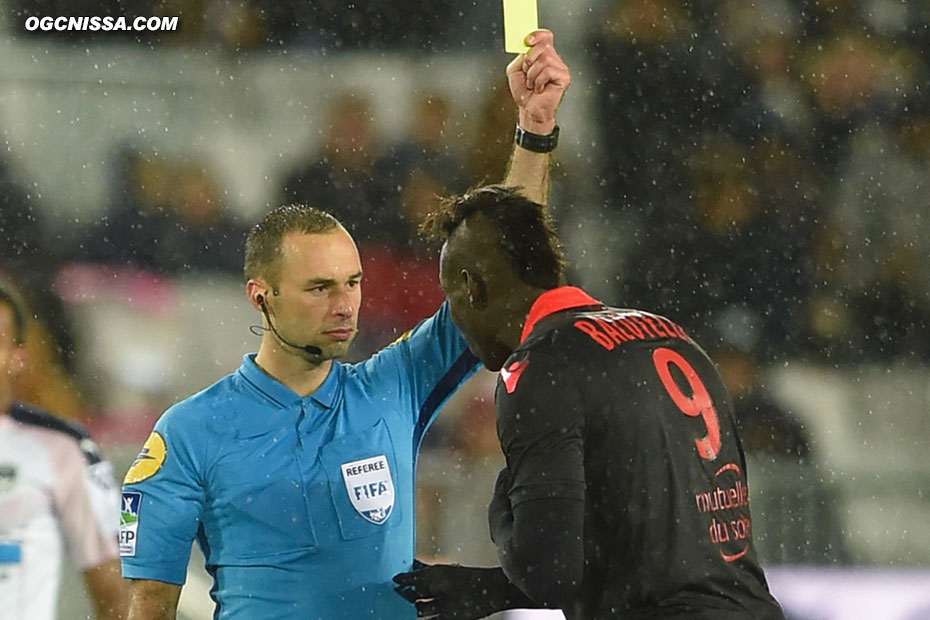 Mario Balotelli averti par l'arbitre