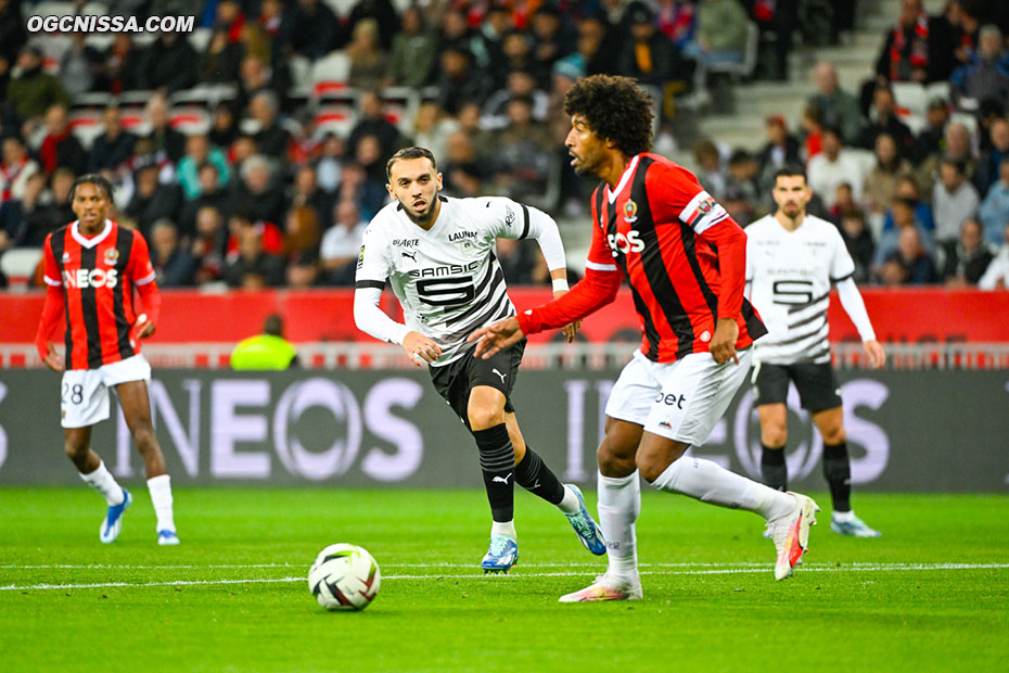 Dante Bonfim croise la route de l'ancien Aiglon Amine Gouiri pour la réception de Rennes lors de cette 11e journée