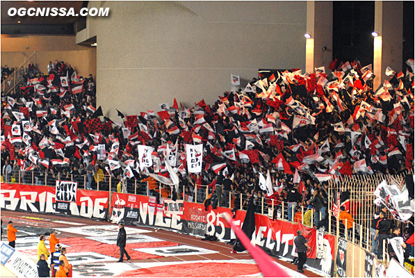 Les supporters Rouge et Noir de la BSN  envahissent les tribunes du Louis II