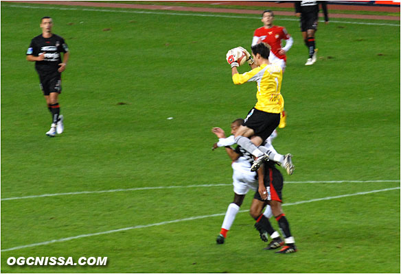 Hugo Lloris est présent dans les airs