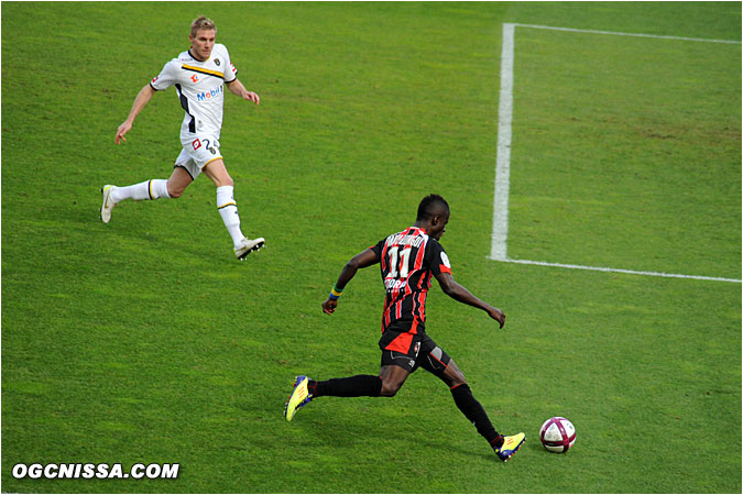 Nice met rapidement la pression sur le but sochalien. Centre d'Eric Mouloungui...