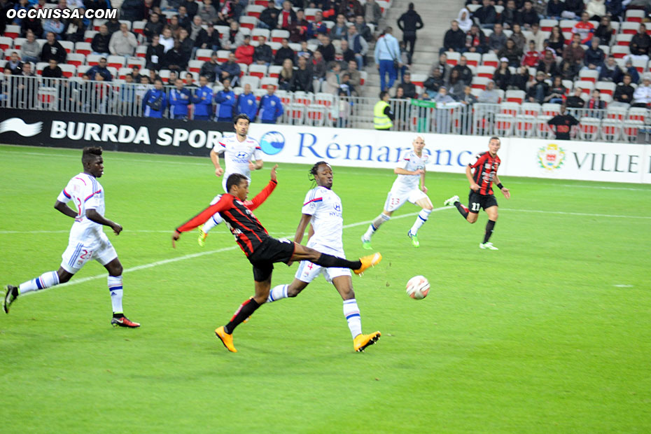 Alassane Pléa trouvera le poteau en toute fin de match